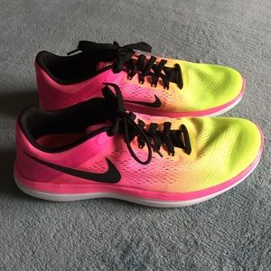 NWOT Nike Flex 2016 Run Shoes